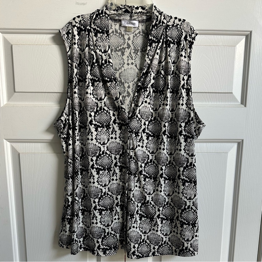 Calvin Klein Black and White Snake Print Sleeveless Blouse, Size 2XL